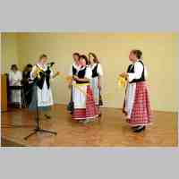 905-1094 Sonderfahrt nach Tapiau im Juni 2003. Ein Frauenchor aus Koenigsberg erfreute die Teilnehmer mit wunderschoenen Liedern und Volkstaenzen..jpg